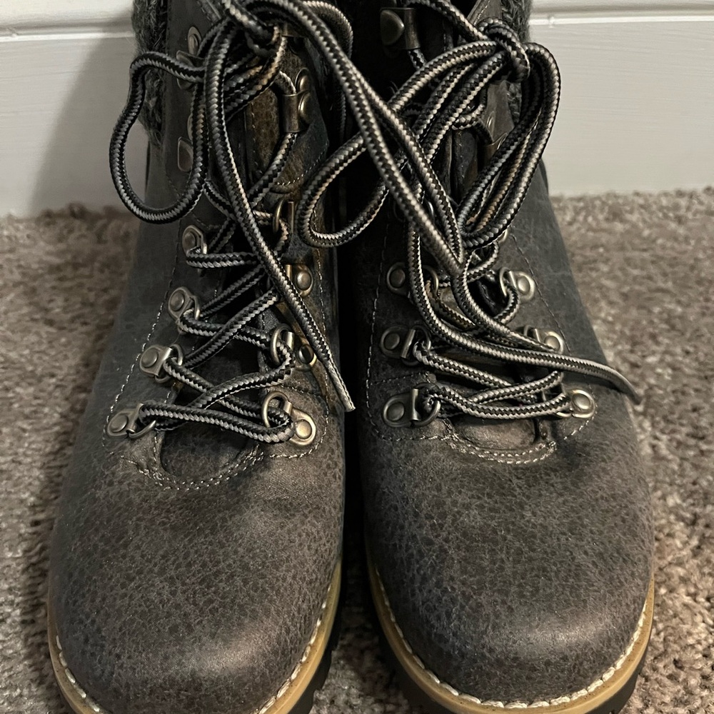 Cliffs by WHITE MOUNTAIN Kids Gray Goth Grunge Lace-Up Hiking Boots Size 6.